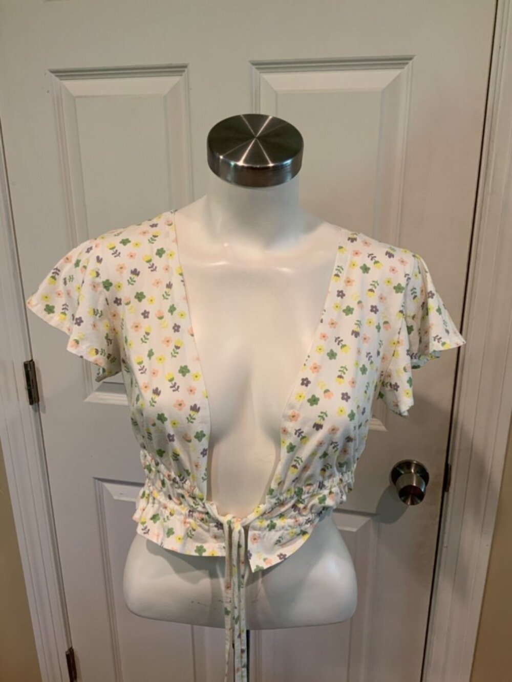 Princess Polly White Floral V-Neck Tie Front Crop Top, Size (US) 6